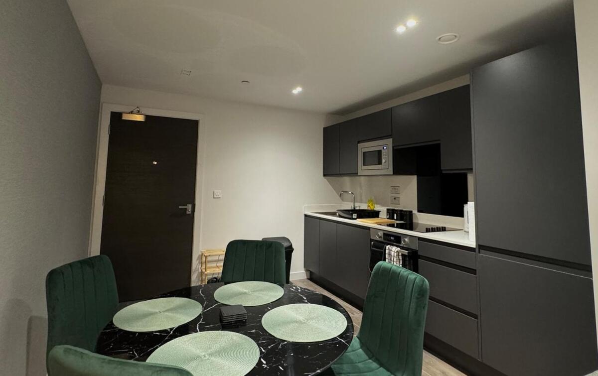 Modern 2-Bedroom Apartment In Heart Of Liverpool Exterior photo