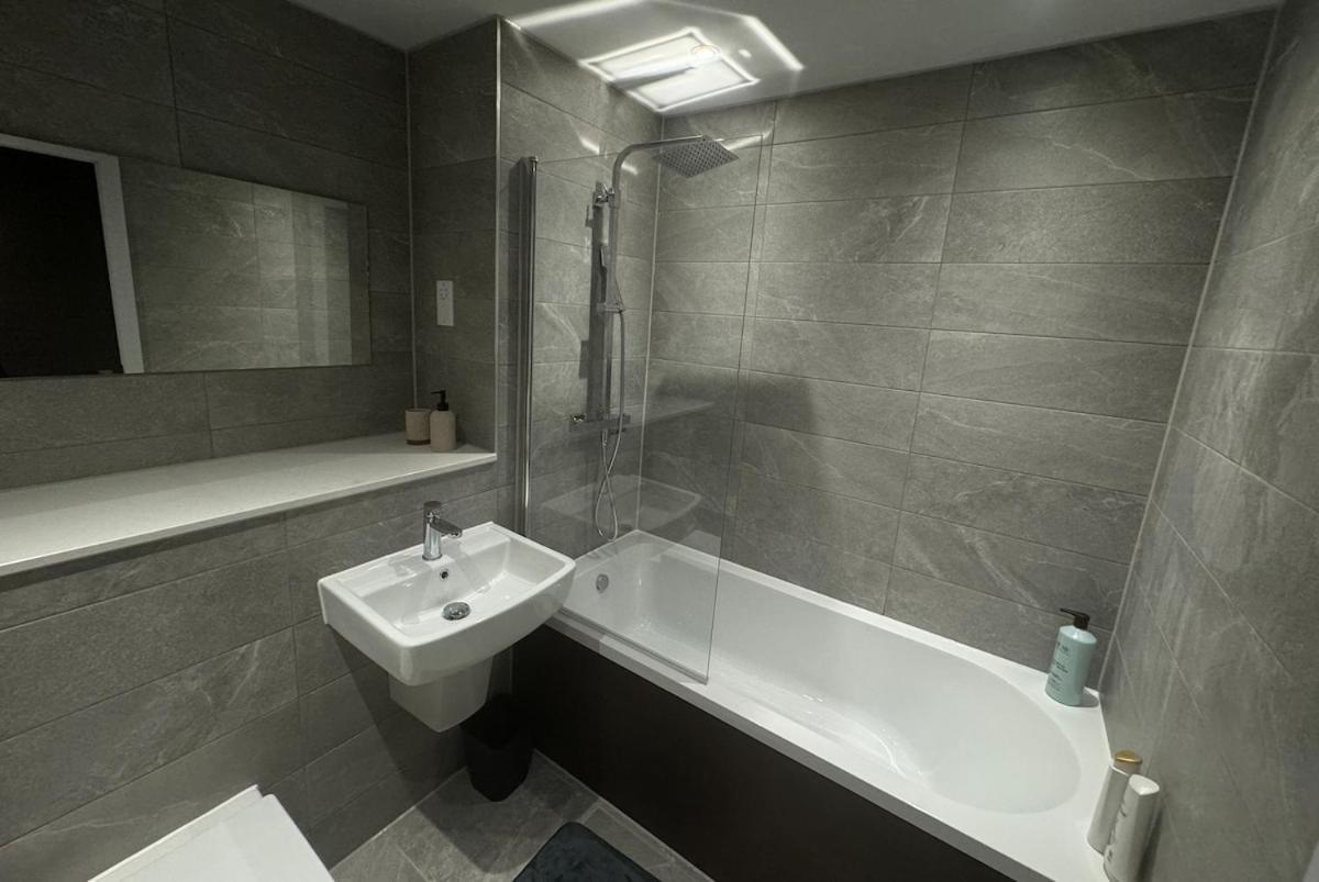 Modern 2-Bedroom Apartment In Heart Of Liverpool Exterior photo